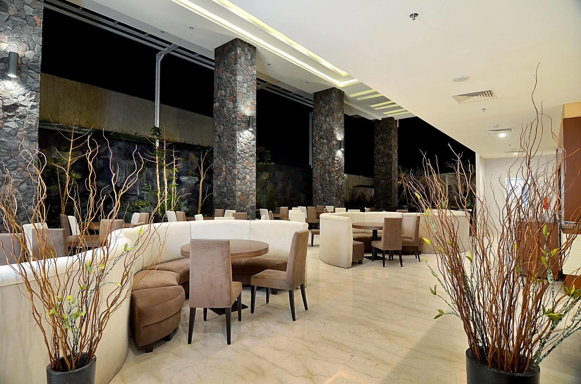 Ascent Premiere Hotel And Convention Malang Exterior photo